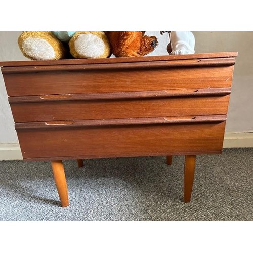 22 - Mid 20th century teak chest of drawers 44 cms x 64 cms x 82 cms