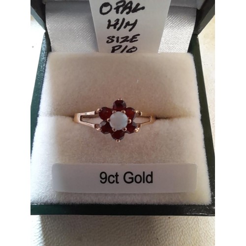50 - 9 ct gold ring set with a cluster of garnets around a single opal size P, 1.2 g in presentation box