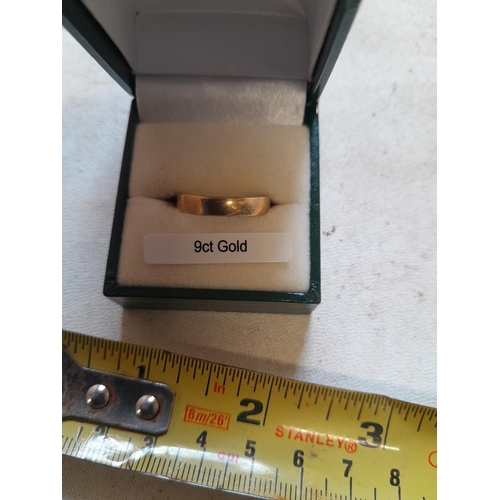 65 - 9 ct gold wedding band size R, 1.3 g in presentation box