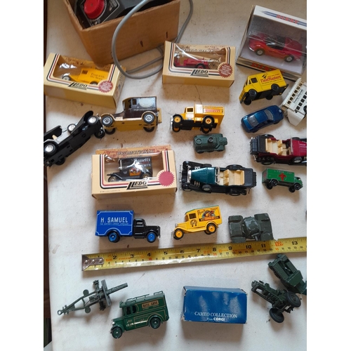 331 - Assorted die cast toy cars, Lledo, Days Gone By 1 x boxed Dinky, some boxed some play worn