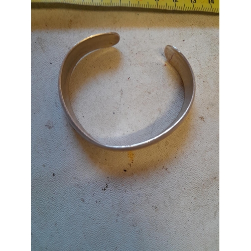 496 - Solid silver bangle