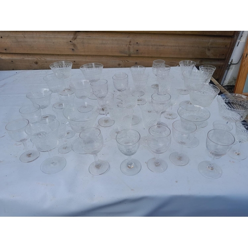 509 - Assorted early 20th century glassware