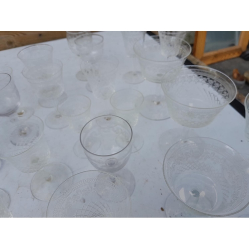 509 - Assorted early 20th century glassware