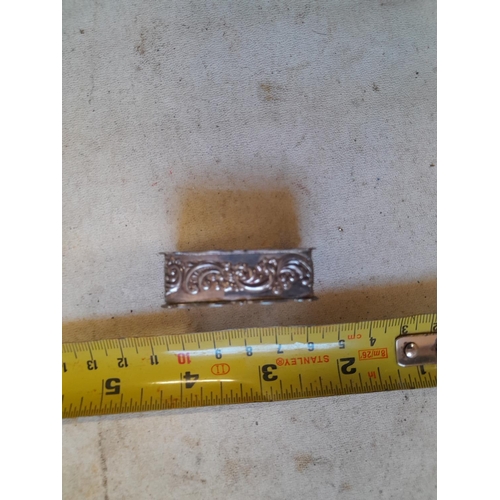 142 - Silver pill box with gilded interior and hinged lid London 1970