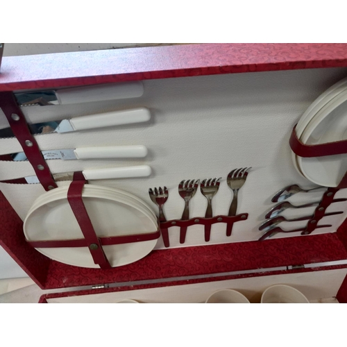 215 - Vintage picnic case, plastic plate model in good order, automobilia interest