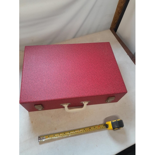 215 - Vintage picnic case, plastic plate model in good order, automobilia interest