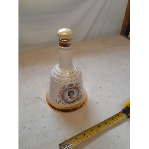 95 - 75 CL Sealed Wade bottle of Bells Scotch whisky commemorating the 60th birthday of QEII, with an emp... 