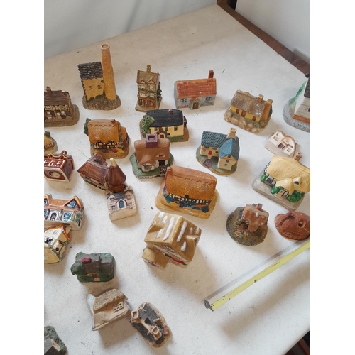 13 - Various resin, plaster and pottery cottage ornaments, (David Winter interest) in various states of r... 