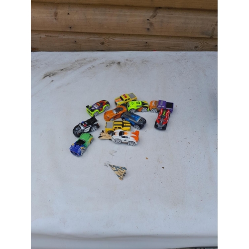 95 - Die cast toy cars and lead figures