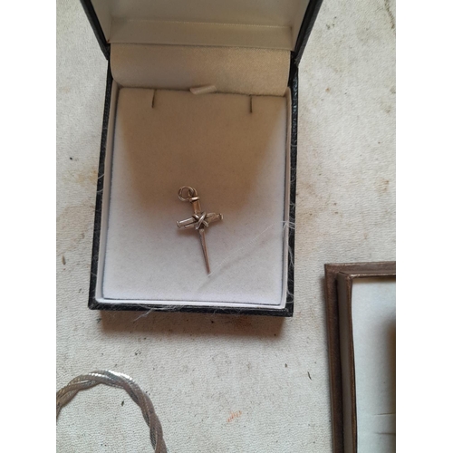 198 - Silver chain and silver crucifix both in presentation boxes