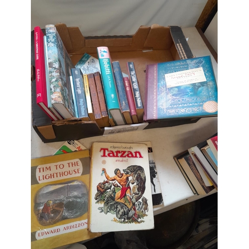 258 - box of books : mixed themed, Foreign translation hardback the Hobbit, Quinten Blake and other editio... 