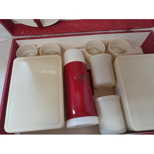 381 - Vintage picnic case, plastic plate model in good order, automobilia interest