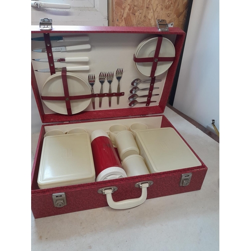 381 - Vintage picnic case, plastic plate model in good order, automobilia interest