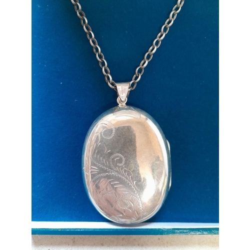 200 - Silver photograph locket on silver open link necklace in presentation box 28 g