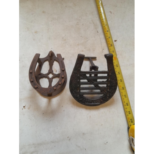 40 - 2 x cast iron horseshoe pieces : hook and trivet