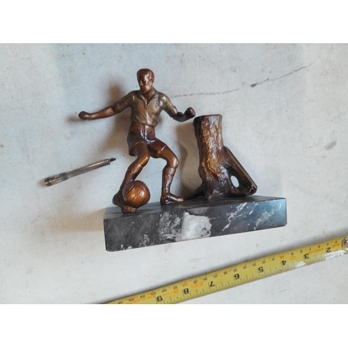 91 - An early 20th century table lighter modelled as a footballer, cold painted mixed metal , tree trunk ... 