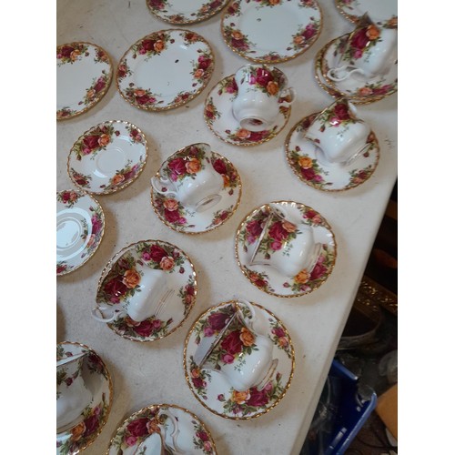 27 - Royal Albert Old Country Roses : 9 x coffee cups (NOTE 8 x no damage), 12 x saucers (no damage), 1 x... 