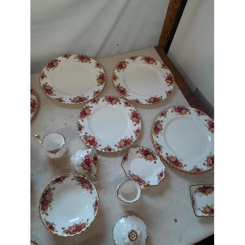 28 - Royal Albert Old Country Roses : 1 x cake stand (good order), 1 x tea cup (good order), 8 x bowls (g... 