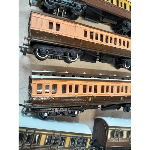 35 - Hornby 00 Gauge coaches, some for restoration