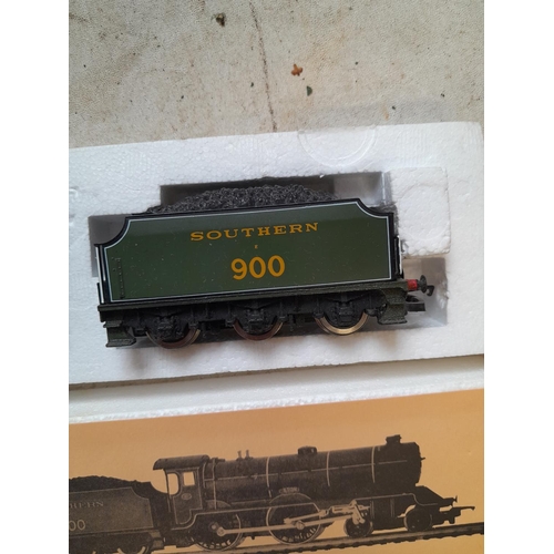 57 - Boxed Hornby 00 gauge locomotive : R 817 Schools Class 440 Eton Locomotive