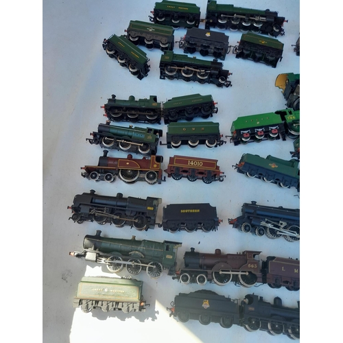 107 - Assorted 00 gauge railway tenders and locomotive for spares or repair