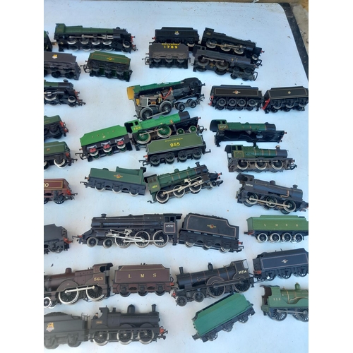 107 - Assorted 00 gauge railway tenders and locomotive for spares or repair