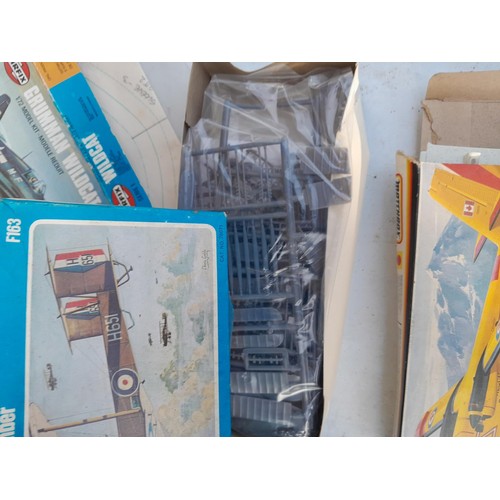 163 - Various makers : model aeroplanes boxed, condition varies