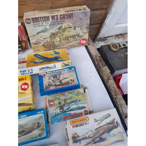 165 - Various makers : model aeroplanes boxed, condition varies