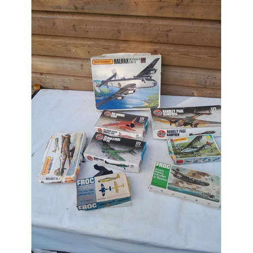 165 - Various makers : model aeroplanes boxed, condition varies