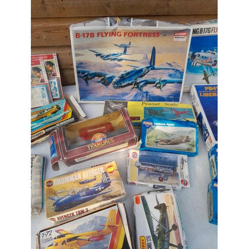 167 - Various makers : model aeroplanes boxed, condition varies