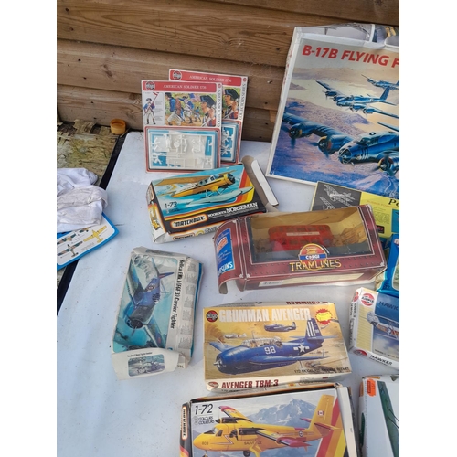 167 - Various makers : model aeroplanes boxed, condition varies