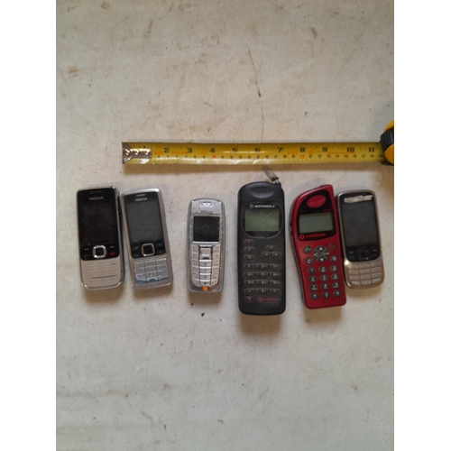 213 - Assorted old mobile phones