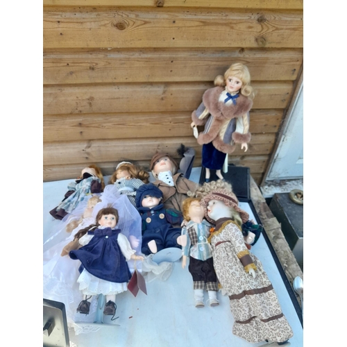 244 - Large collection of modern porcelain head collectors dolls : Leonardo boxed and loose