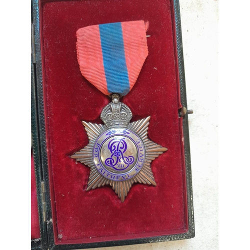 255 - Medal : British Imperial Service Medal Edward VII in Elkington case of issue awarded to Robert Helms... 