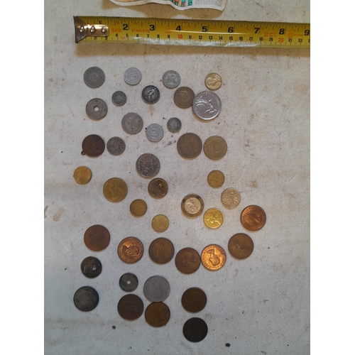 257 - Coins : base metal UK and foreign coins, sparse amount of silver coinage included