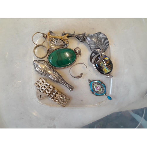 17 - Assorted silver jewellery including enamelled pendant in good order, tarnished silver scallop pendan... 