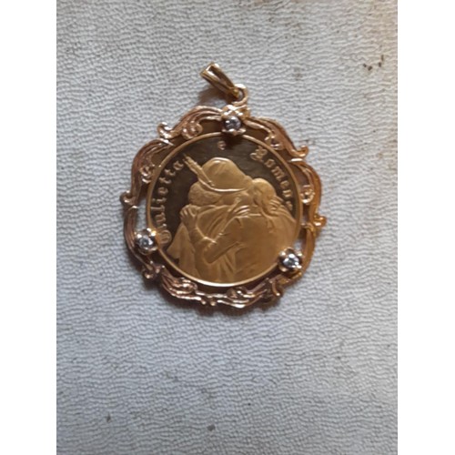 20 - Juliette et Roméo medal in unmarked 9ct mount, coin weighs 3.5 g of .900 gold approx 21 ct, overall ... 