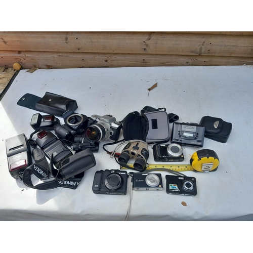 26 - Assorted cameras, digital and others, accessories lenses: Minolta Dynax 5, Panasonic Walkman, Konica... 