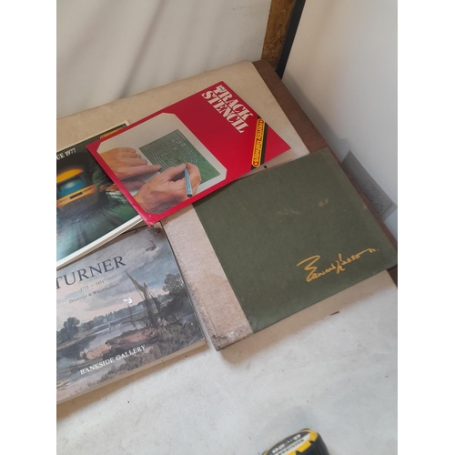 292 - Various volumes on art and railways