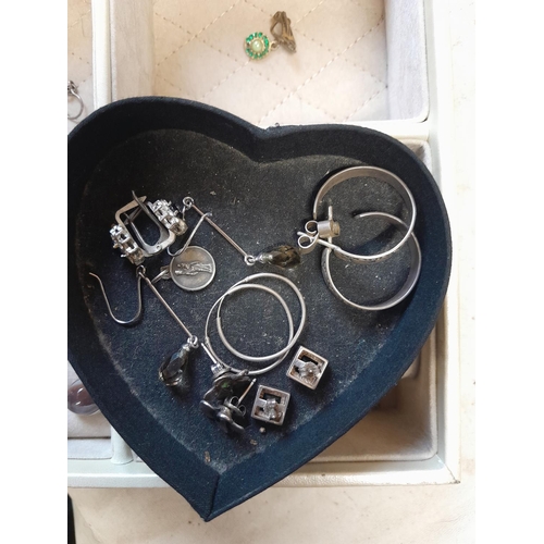 86 - Assorted mainly silver costume jewellery, rings, earrings etc.