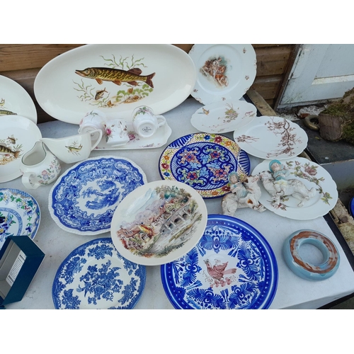 85 - Box of decorative china and glassware : Crown Devon Fish pattern dinner ware, blue and white etc.