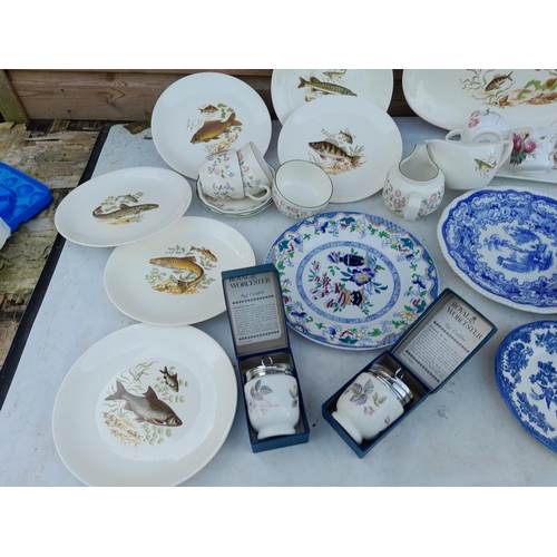 85 - Box of decorative china and glassware : Crown Devon Fish pattern dinner ware, blue and white etc.