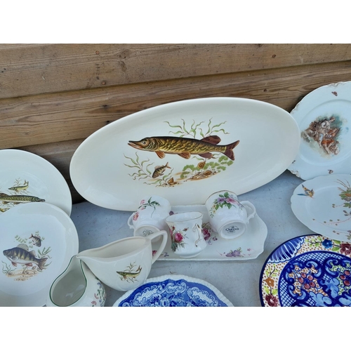 85 - Box of decorative china and glassware : Crown Devon Fish pattern dinner ware, blue and white etc.