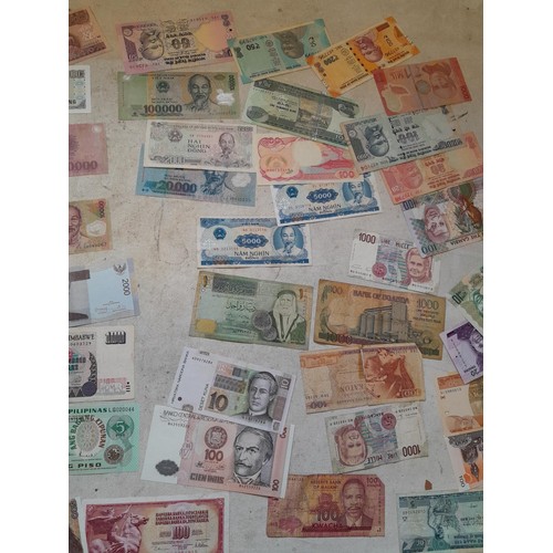 121 - Banknotes : in excess of 100 circulated foreign banknotes and some higher denomination noticed