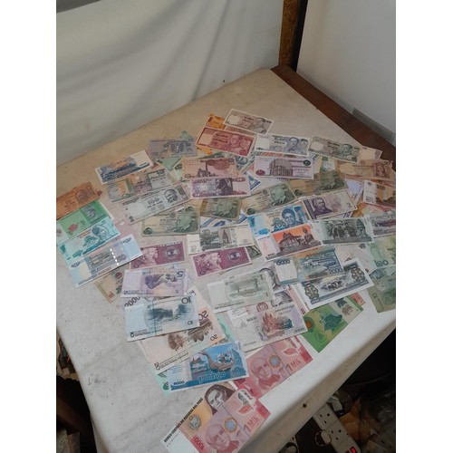 121 - Banknotes : in excess of 100 circulated foreign banknotes and some higher denomination noticed