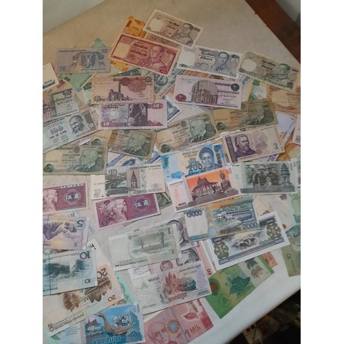 121 - Banknotes : in excess of 100 circulated foreign banknotes and some higher denomination noticed