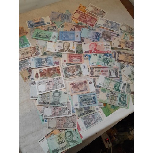 121 - Banknotes : in excess of 100 circulated foreign banknotes and some higher denomination noticed