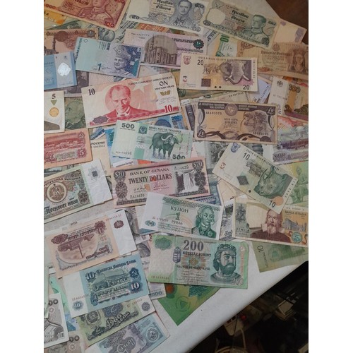 121 - Banknotes : in excess of 100 circulated foreign banknotes and some higher denomination noticed