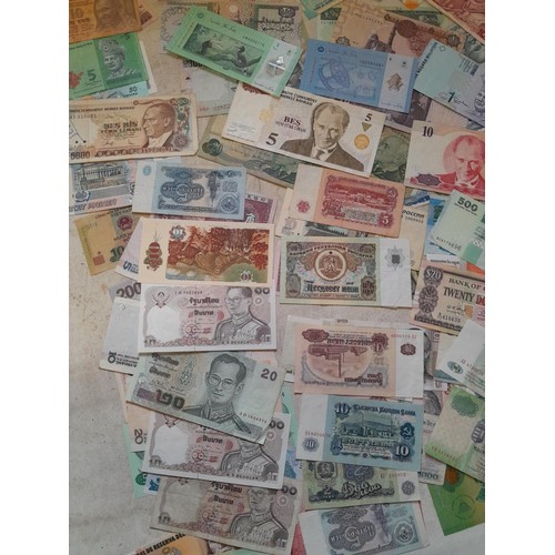 121 - Banknotes : in excess of 100 circulated foreign banknotes and some higher denomination noticed