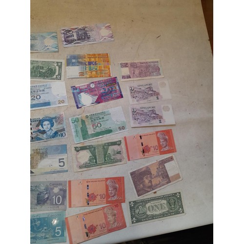 122 - Banknotes all from circ. : Australia $5, Barbados $27, Canada $20, East Caribbean $10, Hong Kong $90... 